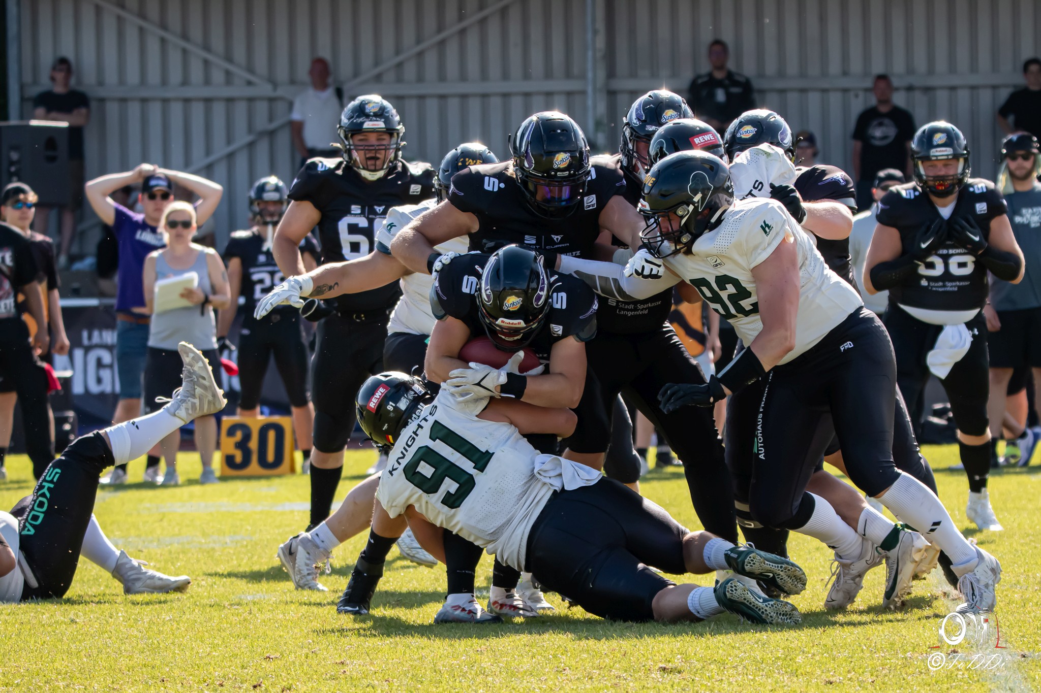 Tackle in der Defense — Knights im Auswärtstrikot