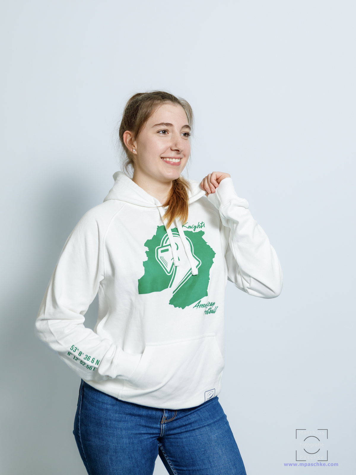 Fan im Knights-Outfit
